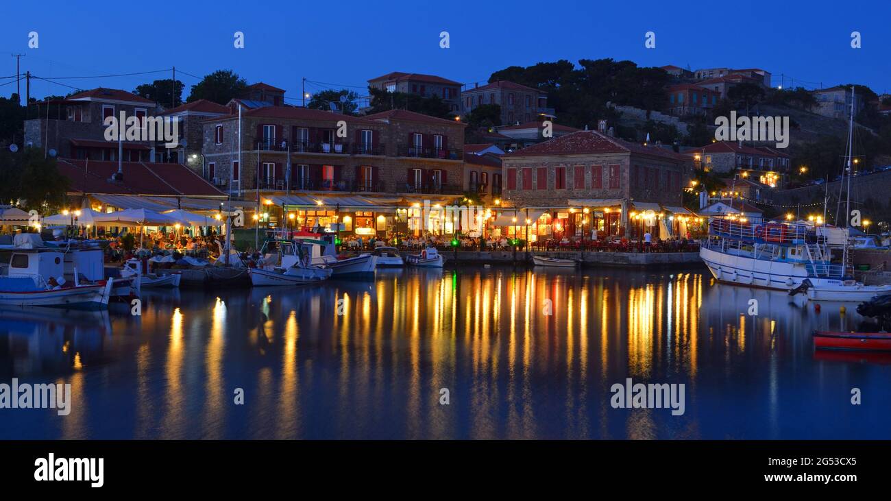 I vacanzieri cenano nei ristoranti sul porto Molyvos Grecia Foto Stock