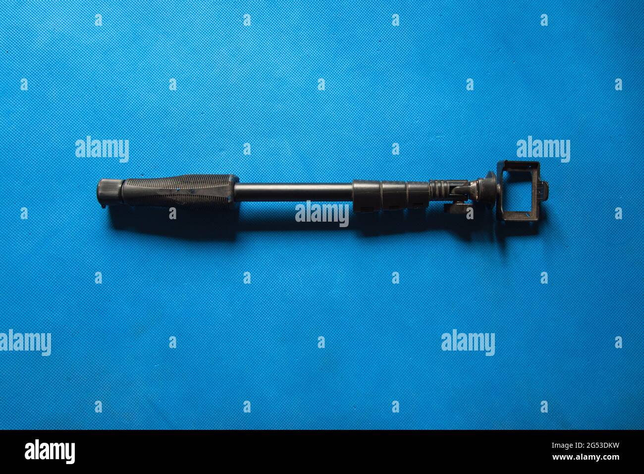 Selfie stick accessorio telefono cellulare con uso di messa a fuoco selettiva su sfondo Foto Stock