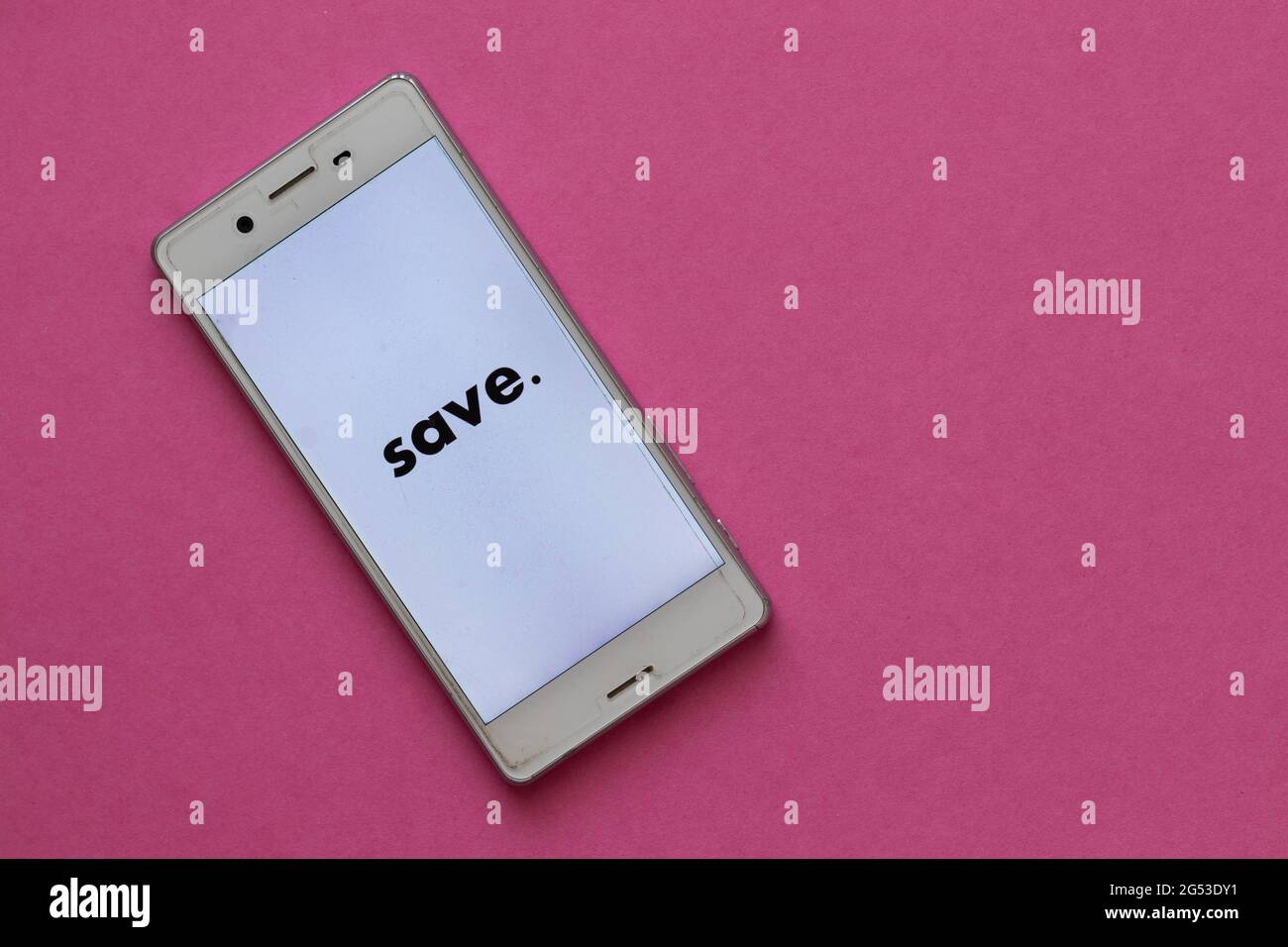 Telefono cellulare bianco su sfondo rosa, la parola "Salva" è scritta sullo  schermo Foto stock - Alamy