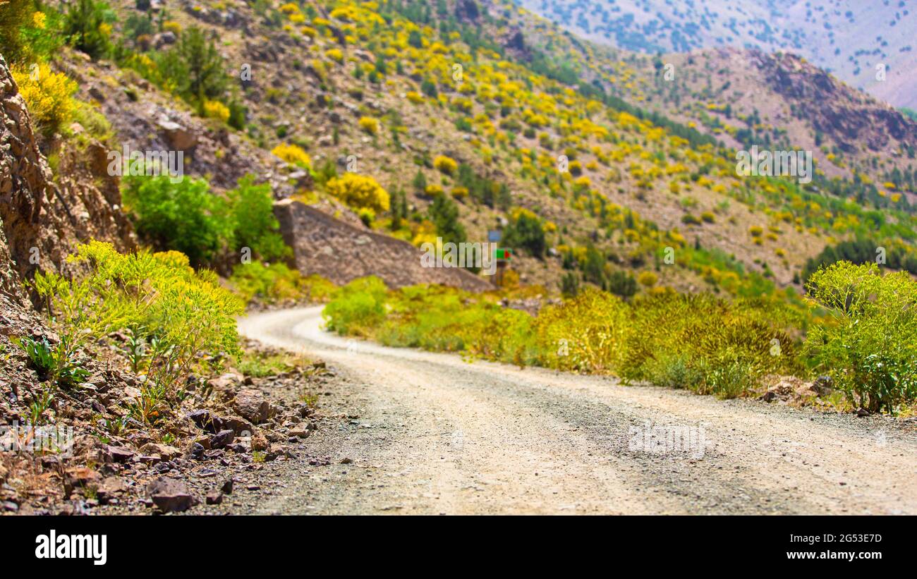 Una bella strada nel mezzo delle montagne dell'atlante in Marocco Foto Stock