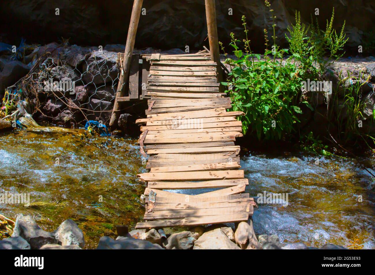 Vecchio ponte di legno e un fiume flusso Foto Stock