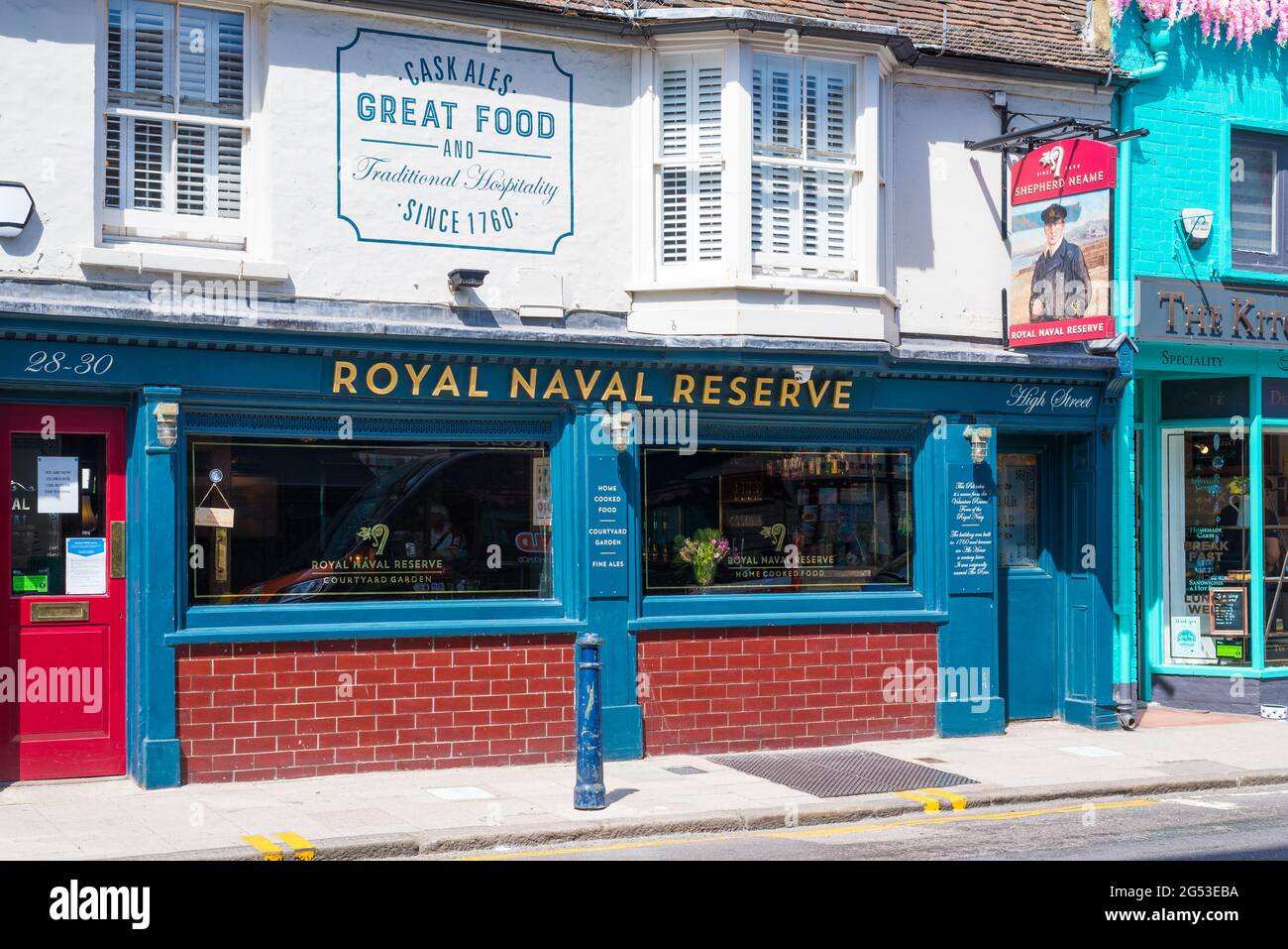 Esterno del pub Royal Naval Reserve di High Street, Whitstable, Kent, Inghilterra, Regno Unito Foto Stock