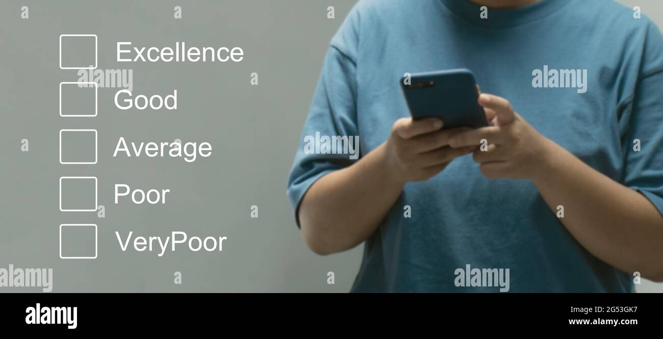 Customer Service evaluation concept.Businesswomen mano mettendo segno di spunta una casella di controllo su smarthphone per un sondaggio sulla soddisfazione. Foto Stock