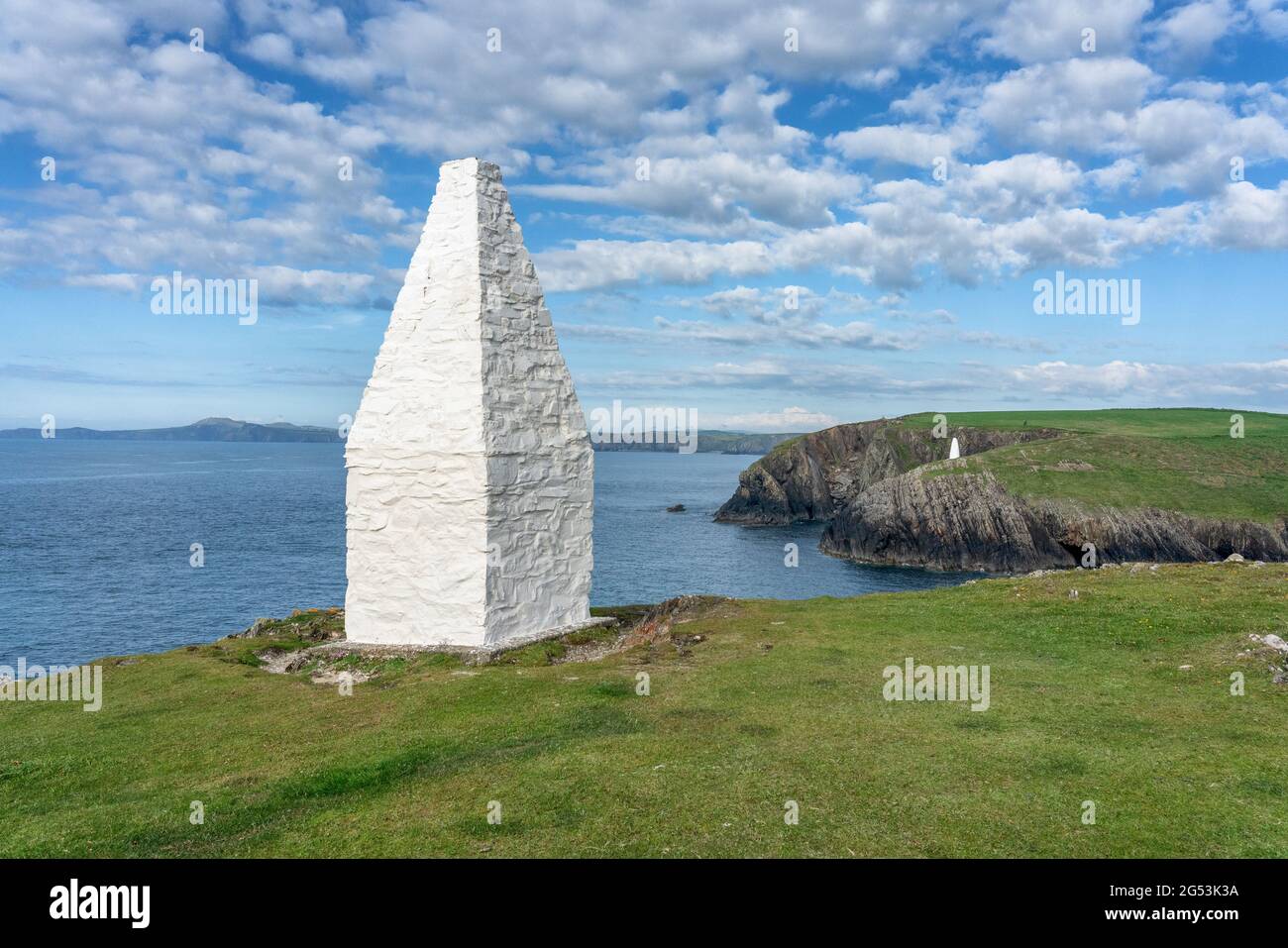 Obelischi dipinti di bianco che segnano l'ingresso al porto di Portgain sulla costa settentrionale del Pembrokeshire UK Foto Stock