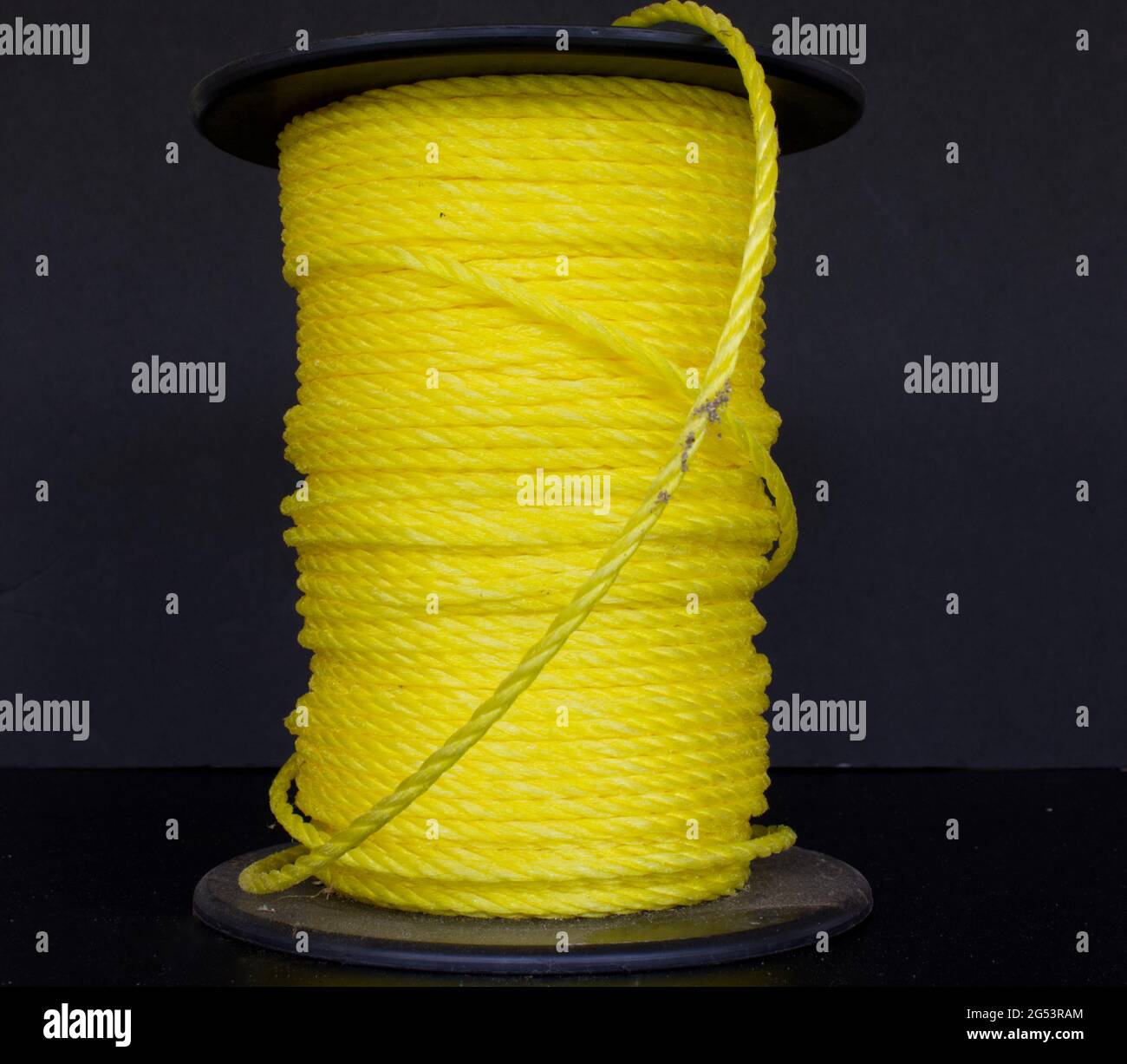 Una bobina di corda di nylon gialla Foto Stock