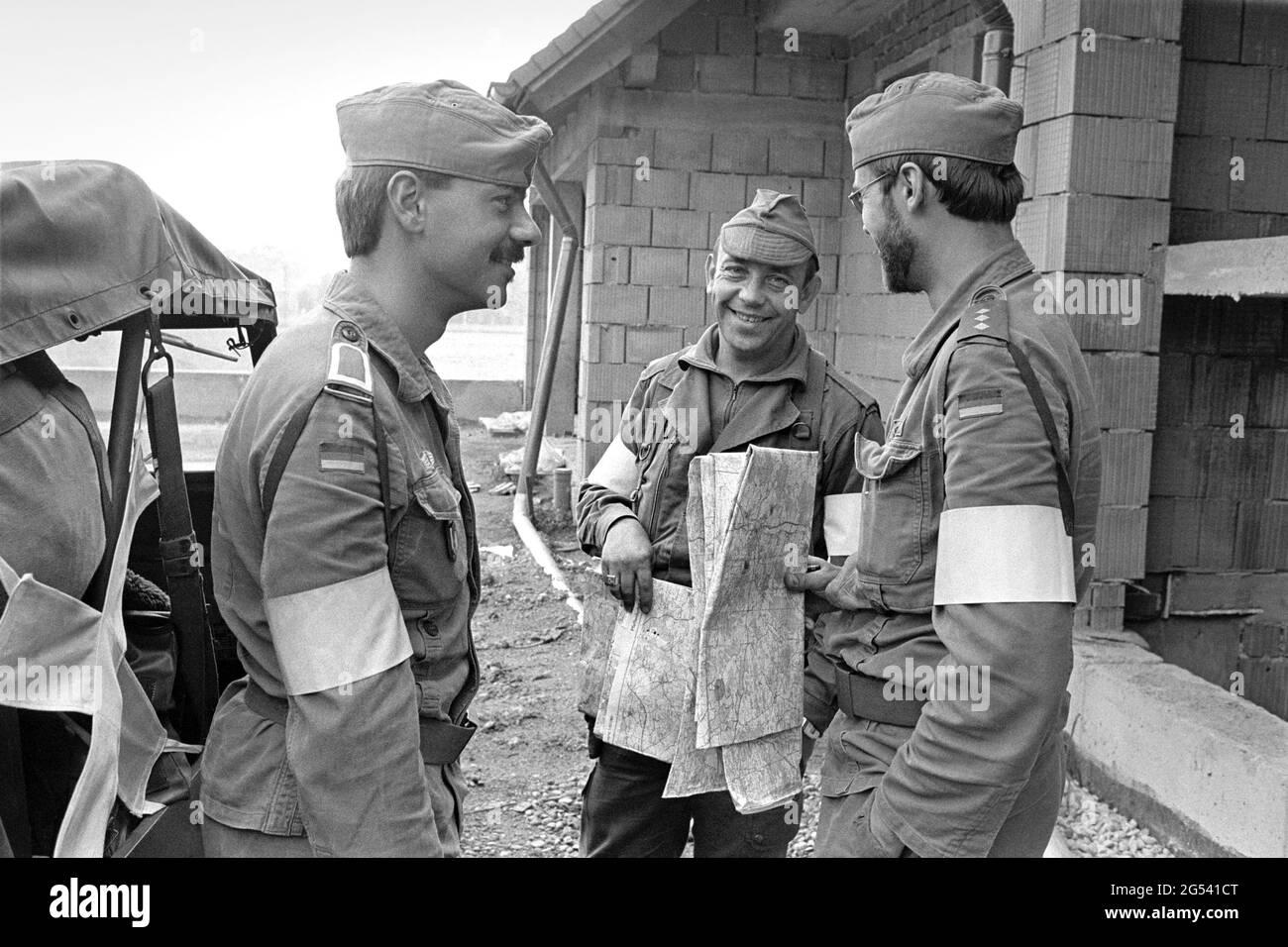 - Esercizi militari bilaterali franco-tedeschi in Baviera, ufficiali tedeschi e francesi consultano le mappe, settembre 1987 - Esercitazione militare bilaterale franco-tedesca in Baviera, ufficiali tedeschi e francese consultano le acappe, settembre 1987 Foto Stock