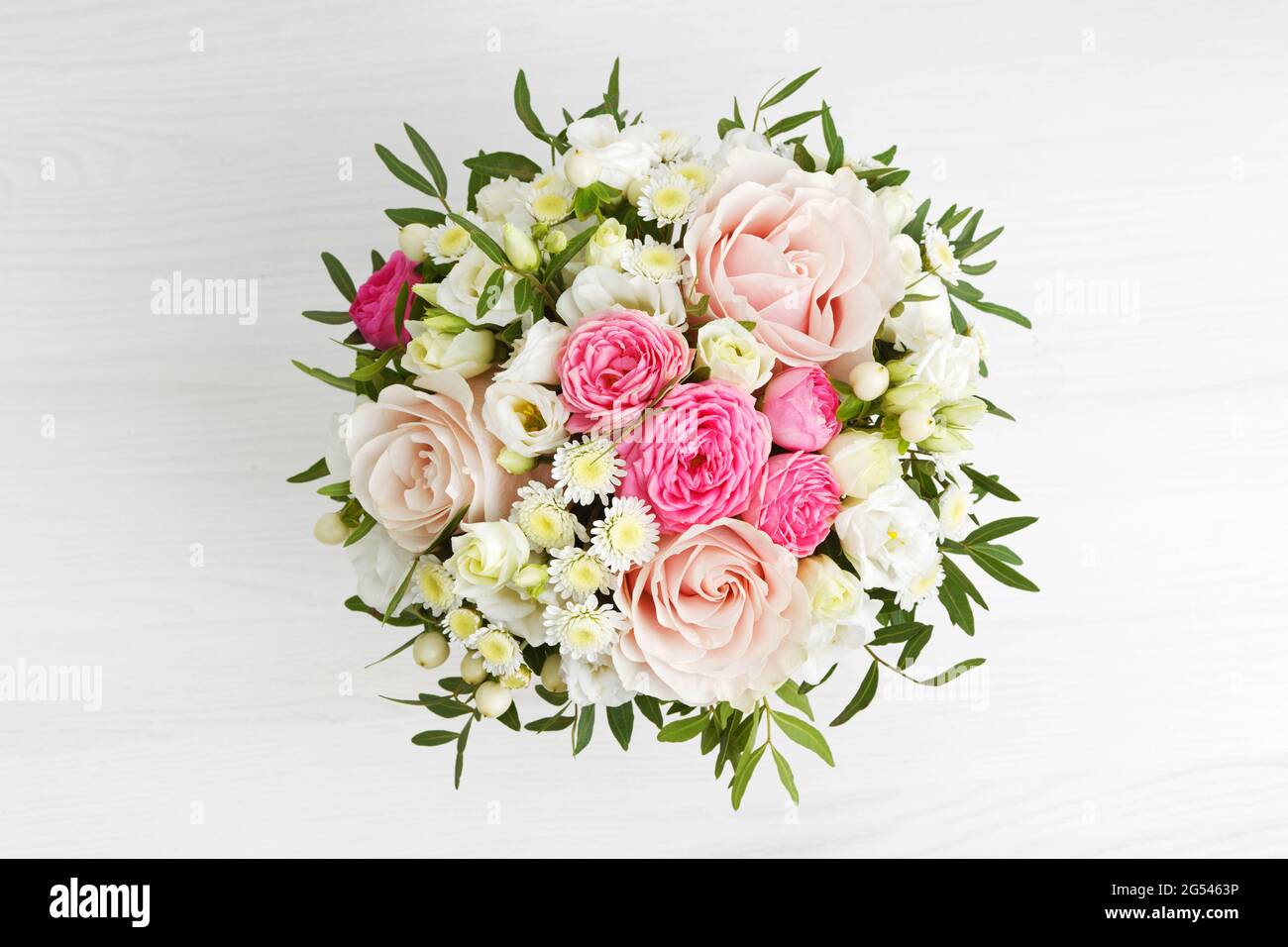 Bouquet di fiori diversi su tavolo di legno bianco. Vista dall'alto. Foto Stock