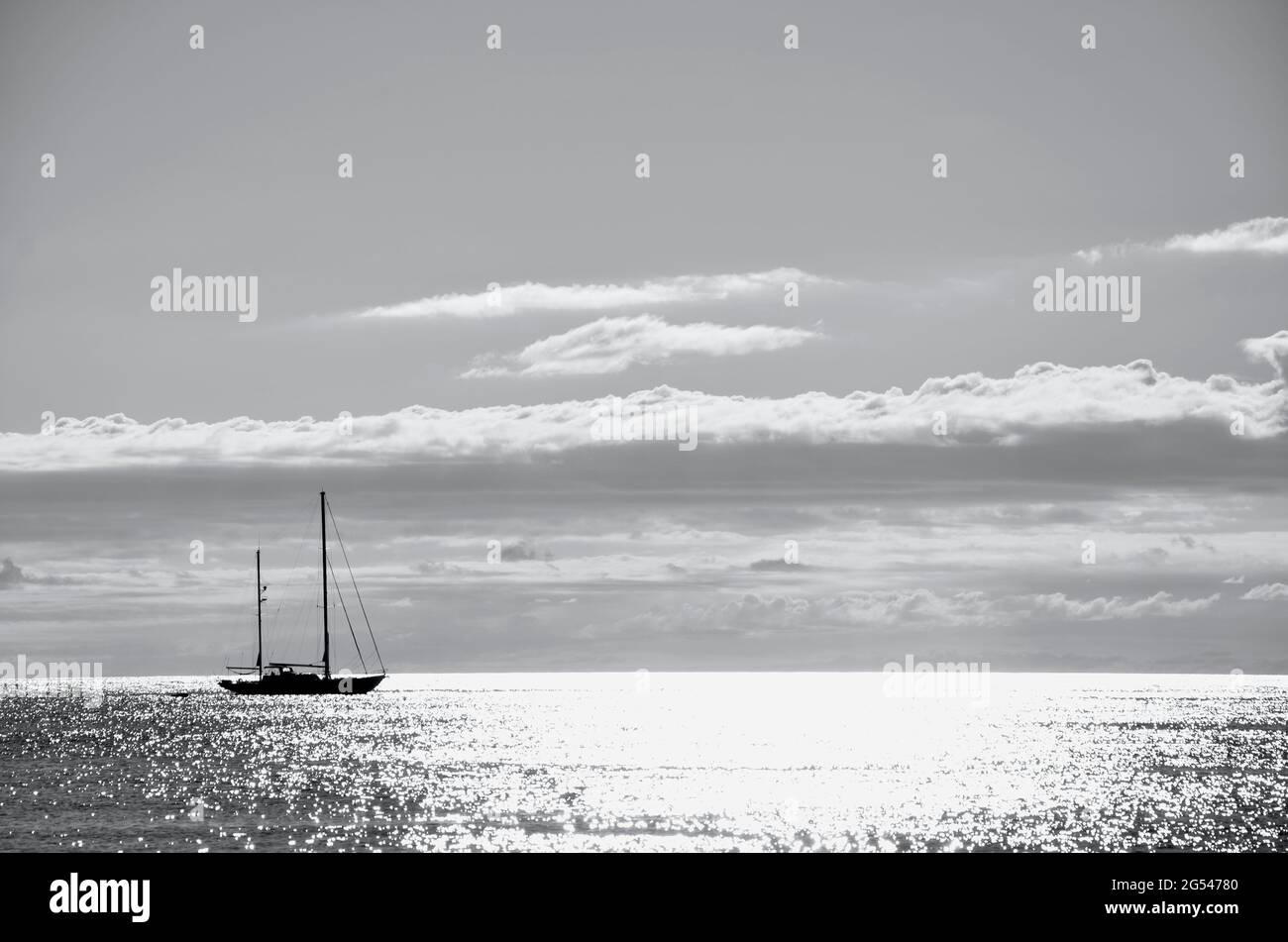 La silhouette della barca al tramonto di Waikiki Beach Foto Stock