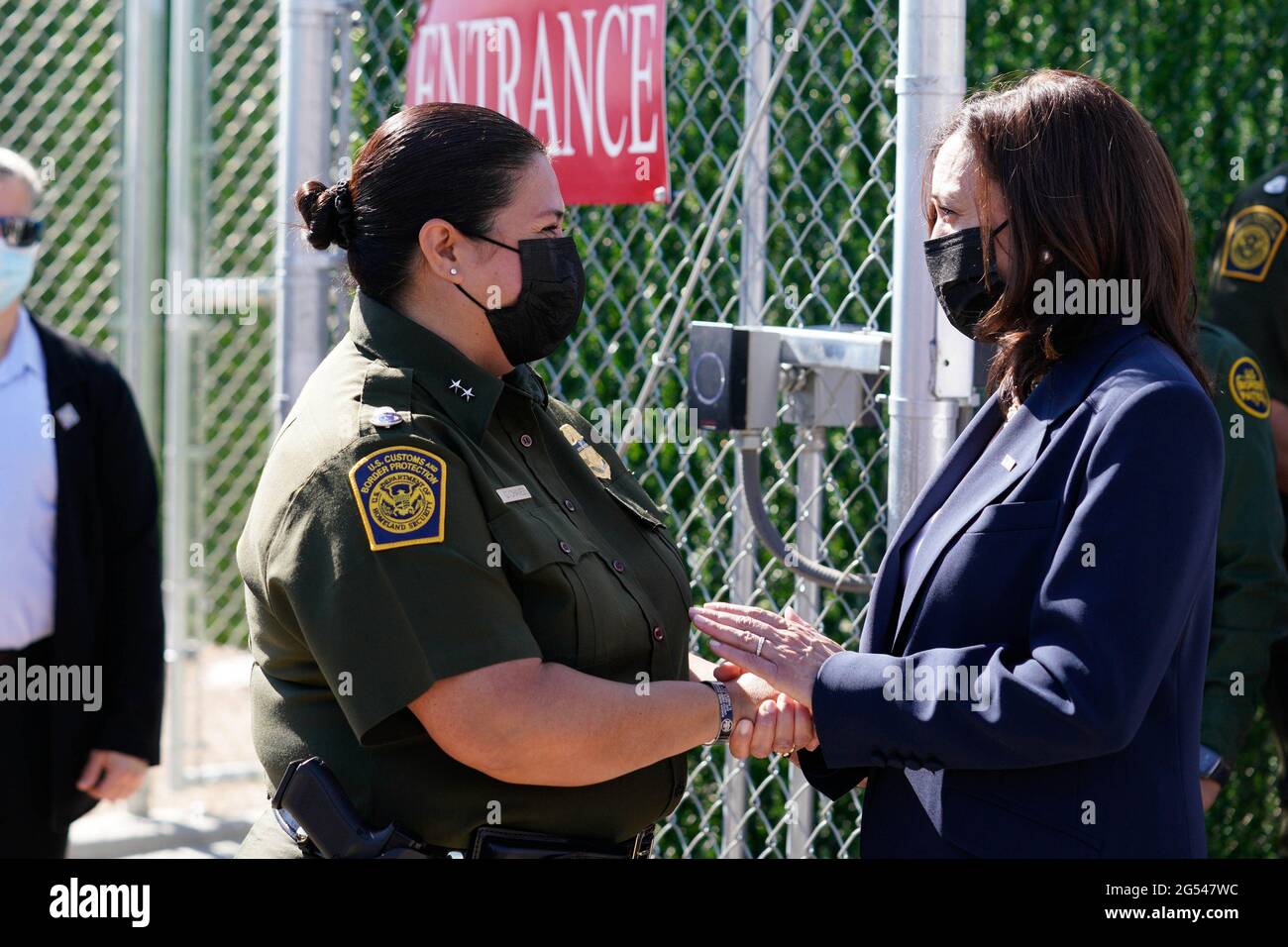 El Paso, Stati Uniti. 25 Giugno 2021. Il Vice Presidente degli Stati Uniti Kamala Harris e Gloria Chavez, Chief Patrol Agent del settore El Paso durante la sua visita alla stazione di pattuglia di confine di El Paso, Texas, il 25 giugno 2021. Foto di Yuri Grippas/UPI Credit: UPI/Alamy Live News Foto Stock