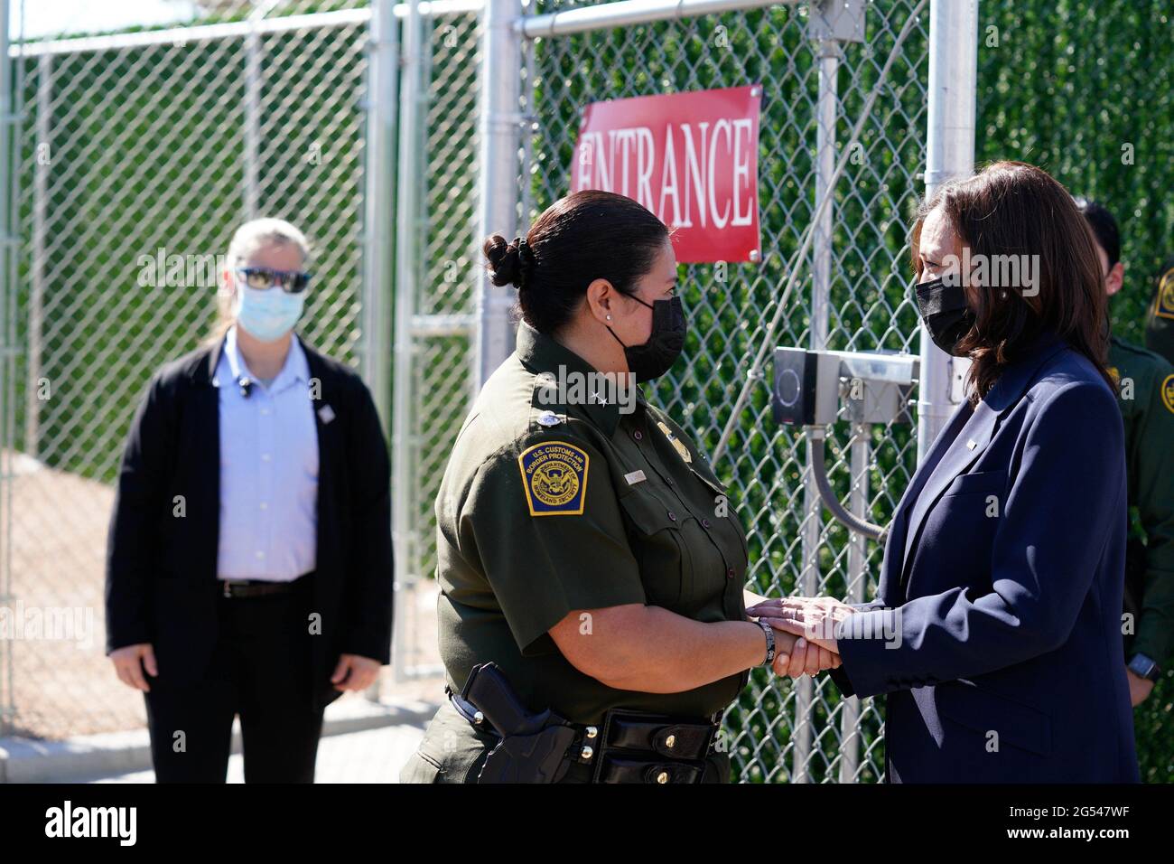 El Paso, Stati Uniti. 25 Giugno 2021. Il Vice Presidente degli Stati Uniti Kamala Harris e Gloria Chavez, Chief Patrol Agent del settore El Paso durante la sua visita alla stazione di pattuglia di confine di El Paso, Texas, il 25 giugno 2021. Foto di Yuri Grippas/UPI Credit: UPI/Alamy Live News Foto Stock