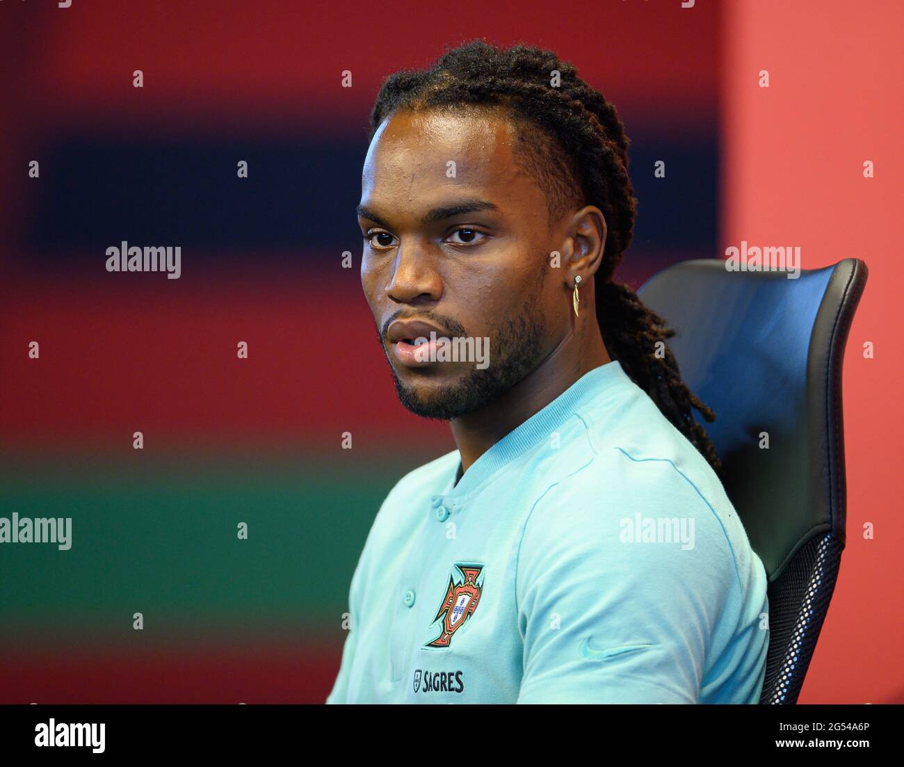 Budapest, Ungheria. 25 Giugno 2021. Calcio: Campionato europeo, Portogallo, conferenza stampa, allo stadio Illovszky Rudolf. Il portoghese Renato Sanches è seduto sul podio. Credit: Robert Michael/dpa-Zentralbild/dpa/Alamy Live News Foto Stock