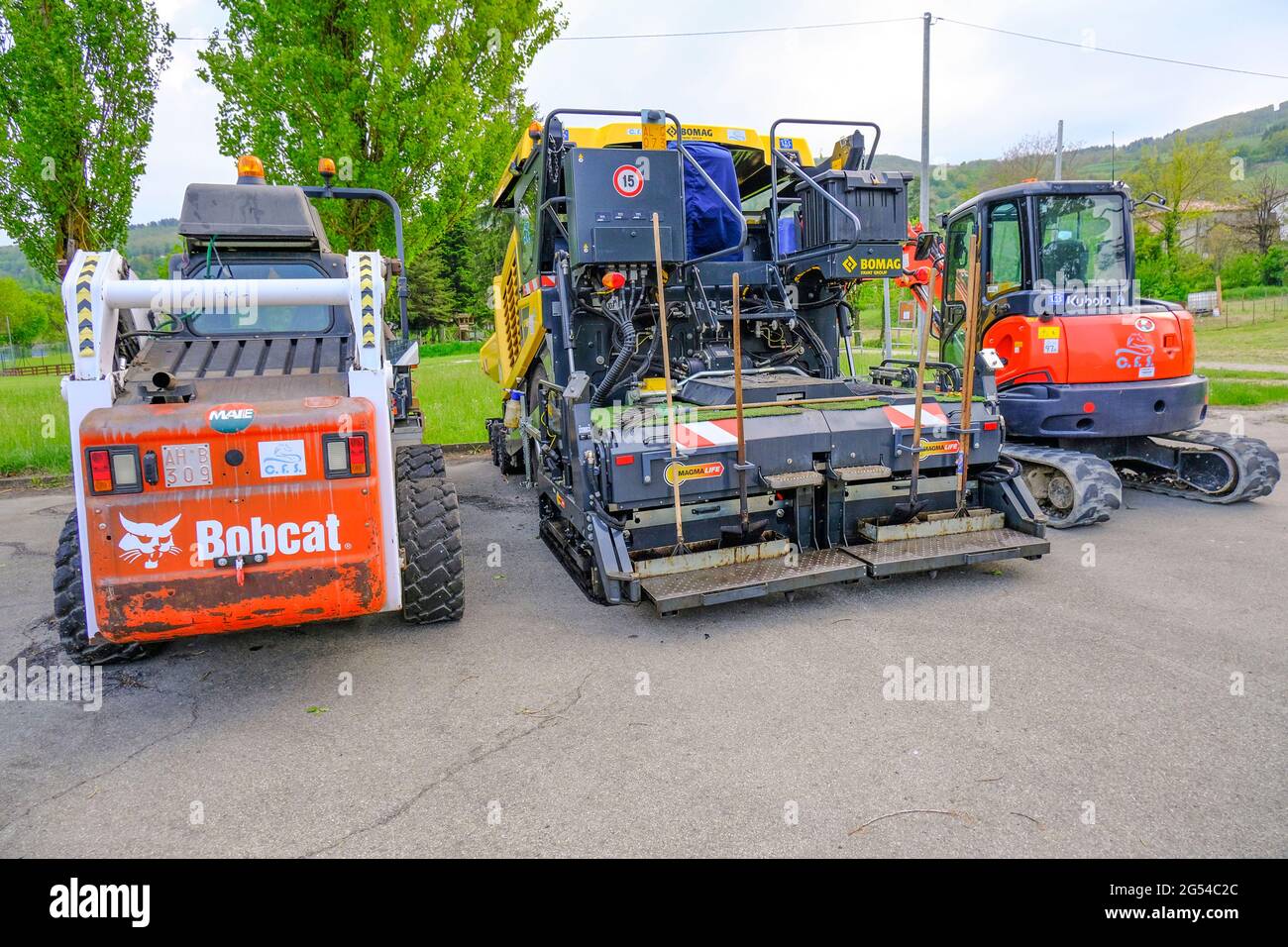 Giugno 2021 Parma, Italia: Diverse macchine pesanti parcheggiate in città pronte per la costruzione di strade Foto Stock