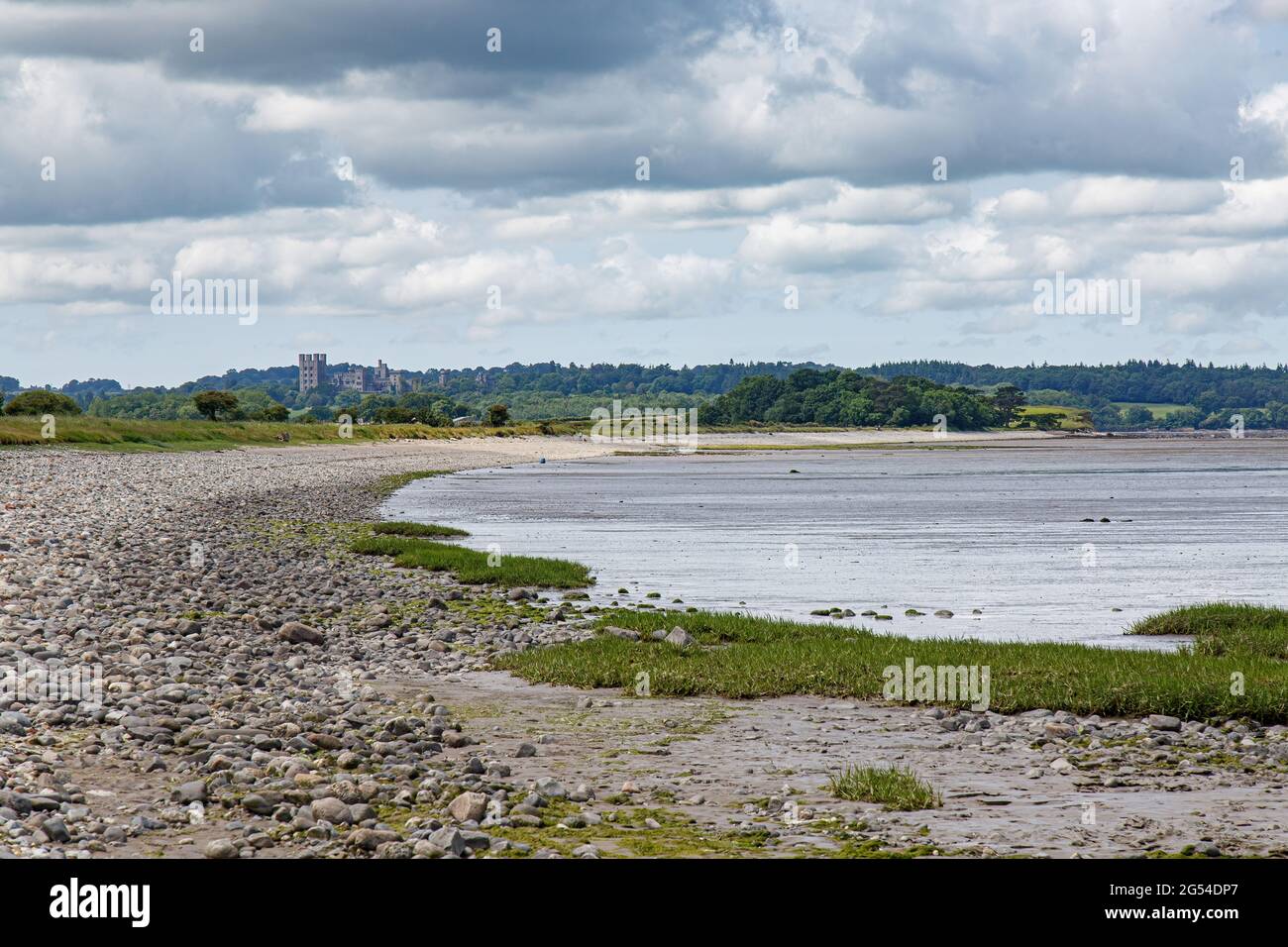 Una vista distante del Castello di Penryn dal litorale dal Sentiero costiero del Galles, Llanfairfechan, Galles Foto Stock