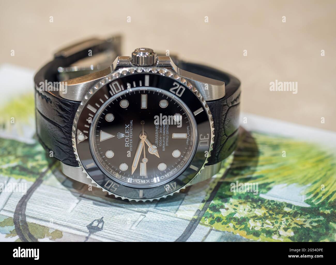 BANGKOK - 2 SETTEMBRE : Rolex submariner no date model con cinturino in  pelle di allineamento posato su cartolina colorata è stato preso a Bangkok,  Thailandia, su Septembo Foto stock - Alamy