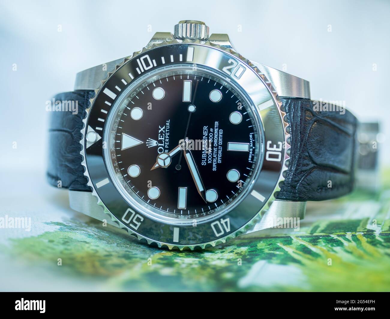 BANGKOK - 3 SETTEMBRE : Rolex submariner no date model con cinturino in  pelle di allineamento posato su cartolina colorata è stato preso a Bangkok,  Thailandia, su Septembo Foto stock - Alamy