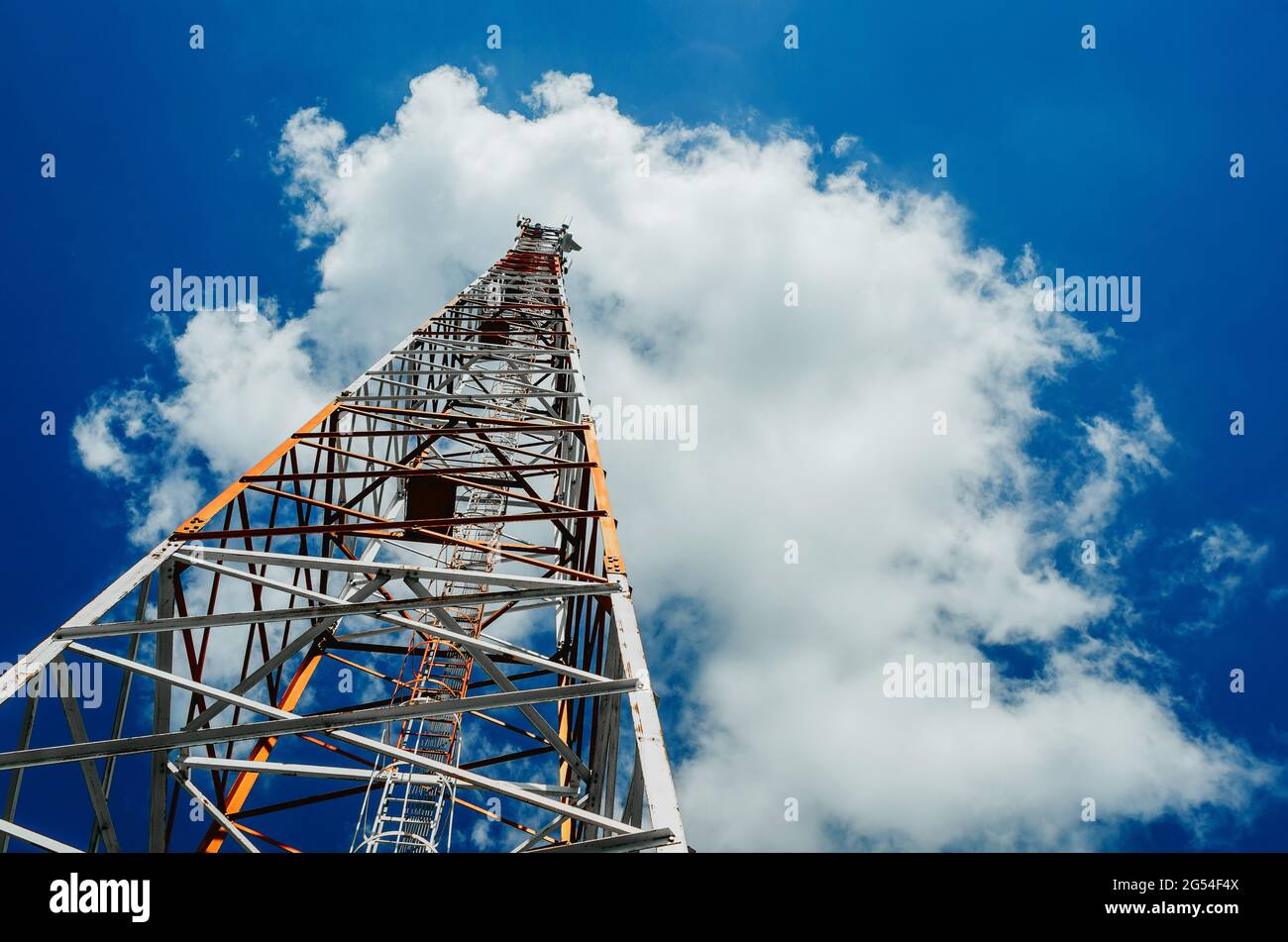 torre in metallo per comunicazioni radio mobili sullo sfondo del cielo blu Foto Stock