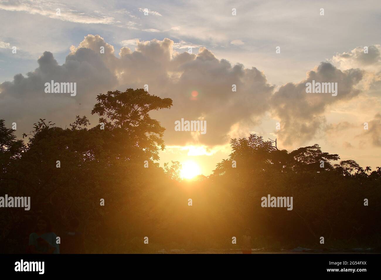 Felicità — disponibile da un tramonto vicino a te. Foto Stock