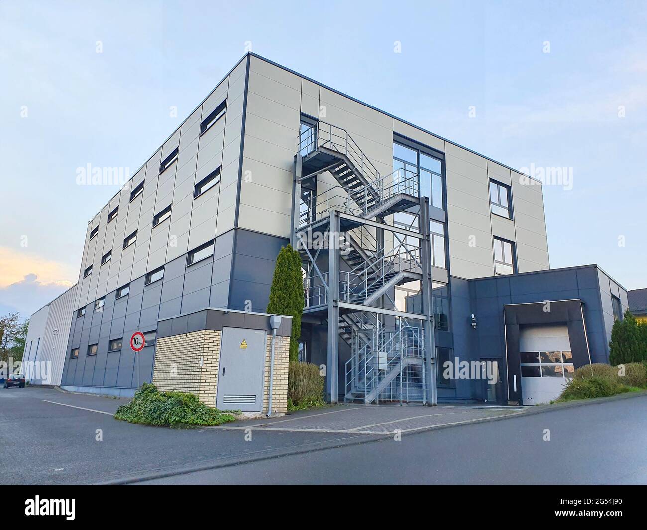 Edificio industriale con una facciata in metallo Foto Stock