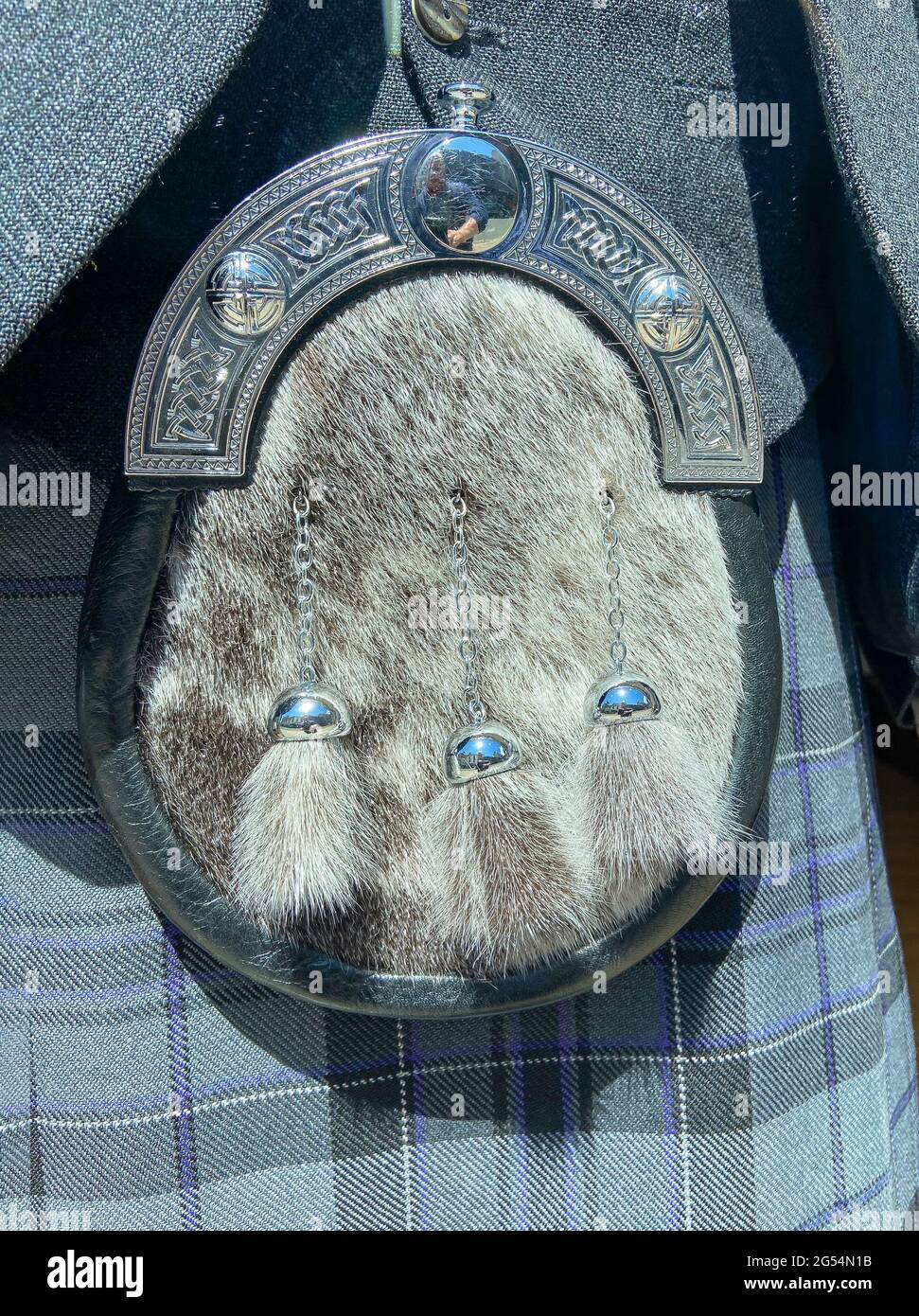 Sporran in pelliccia, argento e pelle con abito Highland, Old Town, City of Edinburgh, Scotland, Regno Unito Foto Stock