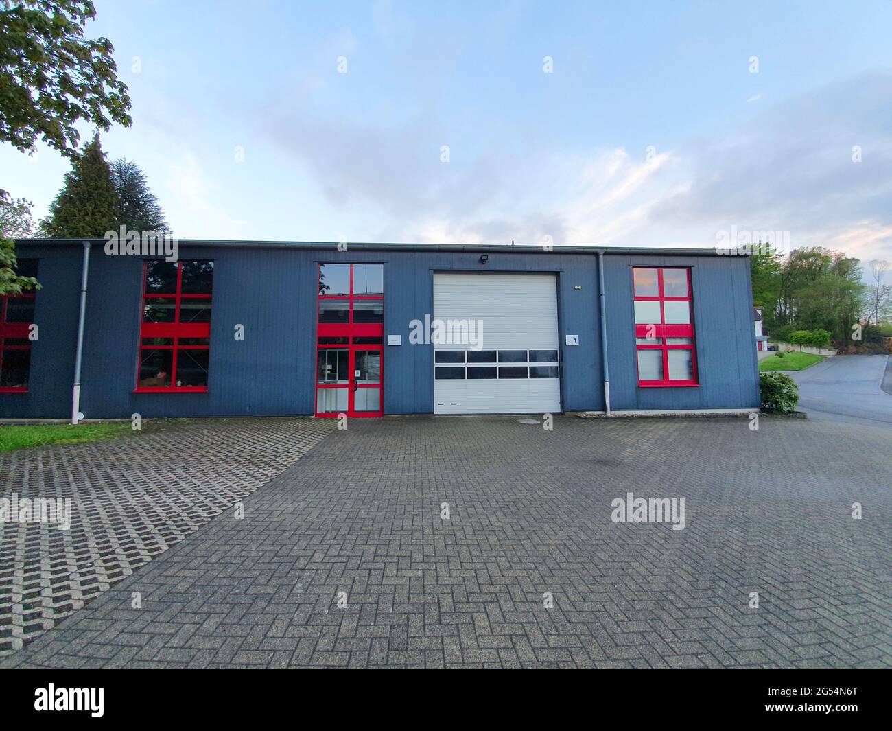 Edificio industriale con una facciata in metallo Foto Stock
