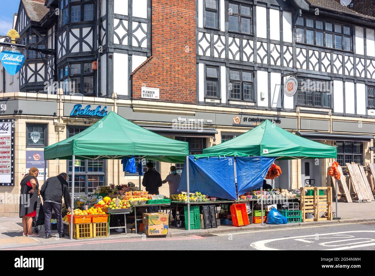 Bancarella di frutta e verdura, cnr of Plender & Camden High Streets, Camden Town, London Borough of Camden, Greater London, England, Regno Unito Foto Stock