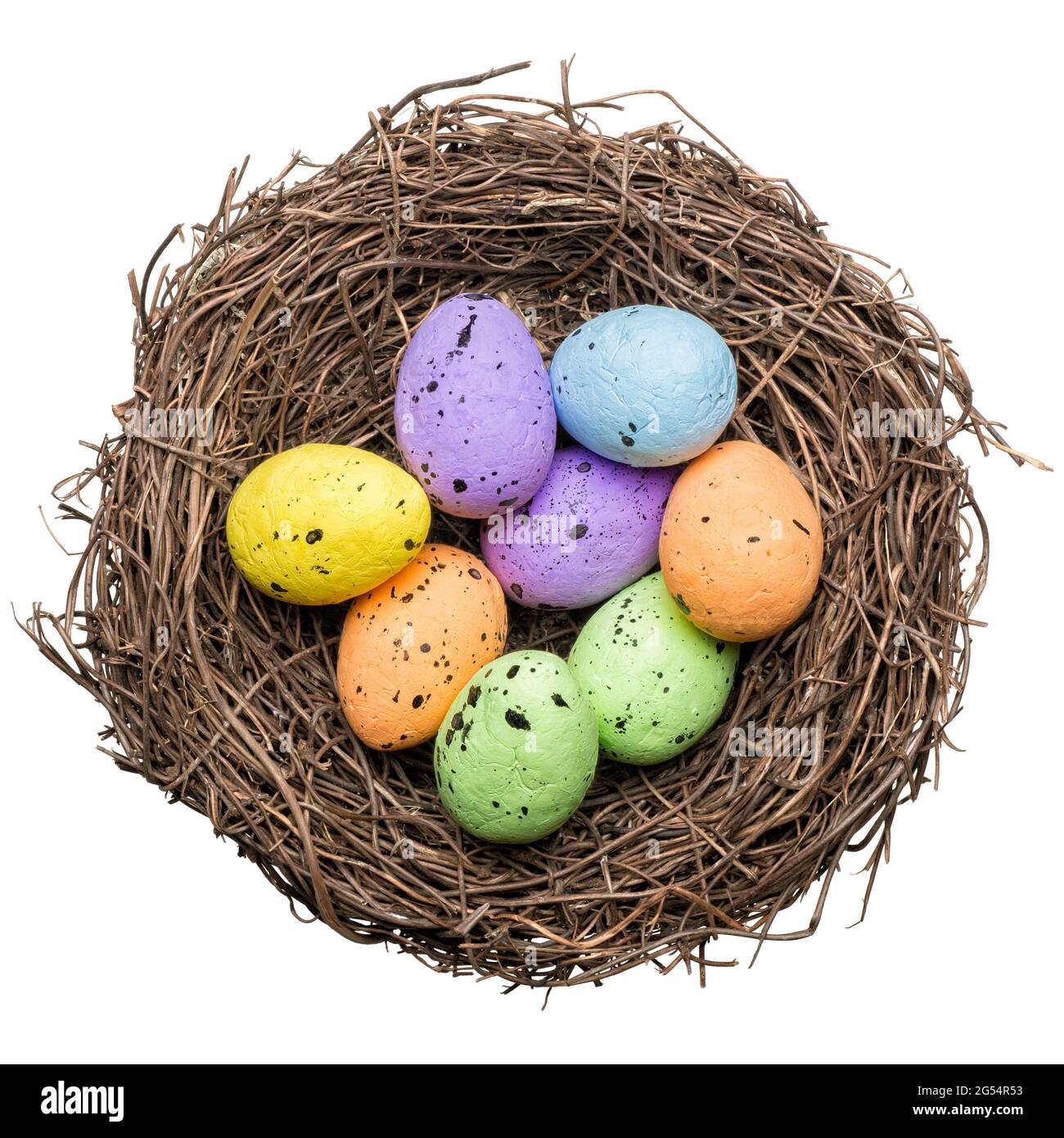Gruppo di uova di pasqua colorate in un nido d'uccello`s, decorazione stagionale, isolato su sfondo bianco Foto Stock
