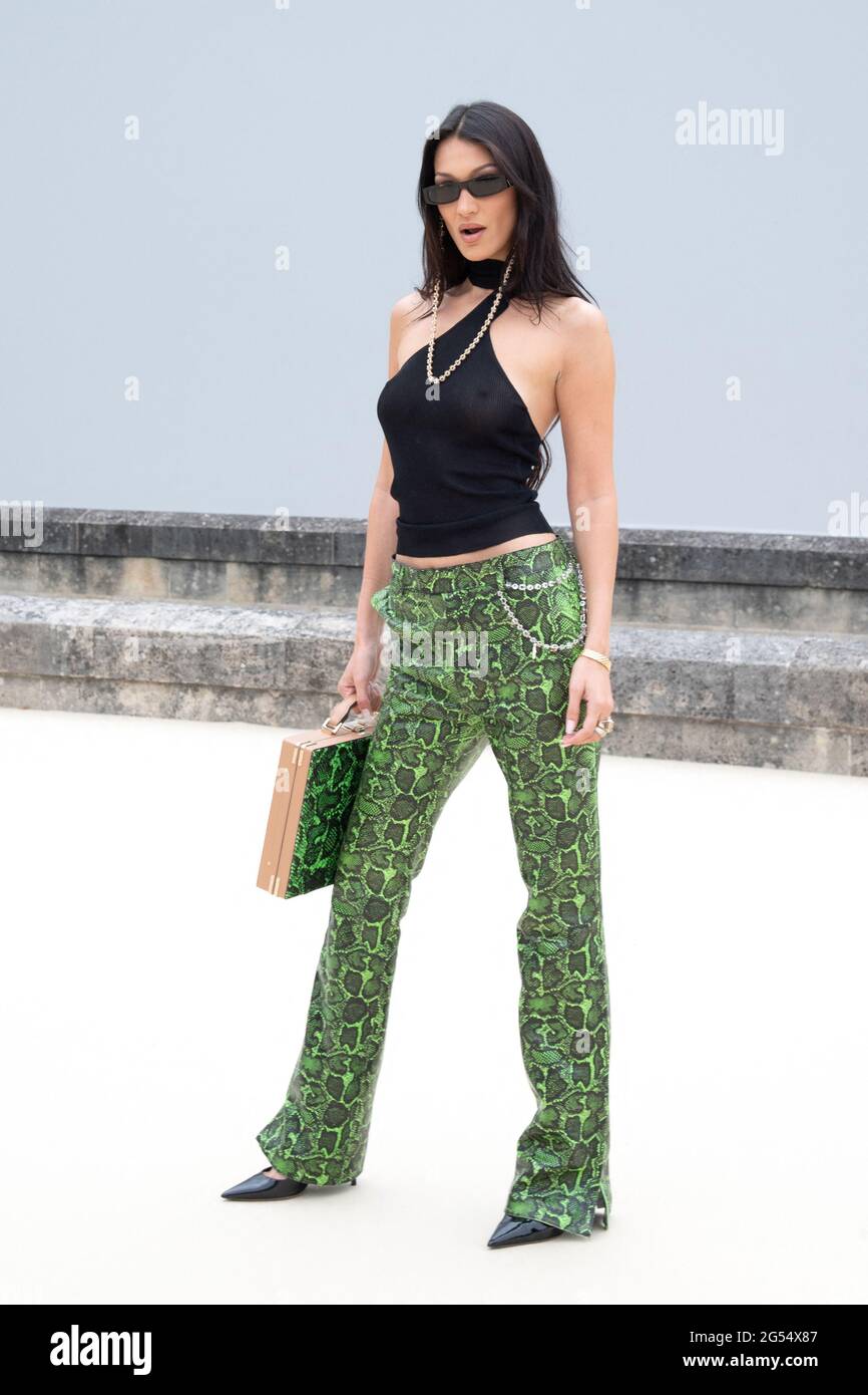 Parigi, Francia. 25 Giugno 2021. Bella Hadid partecipa al Dior Homme Menswear Primavera Estate 2022 come parte della settimana della Moda di Parigi a Parigi, Francia, il 25 giugno 2021. Photo by Aurore Marechal/ABACAPRESS.COM Credit: Abaca Press/Alamy Live News Foto Stock