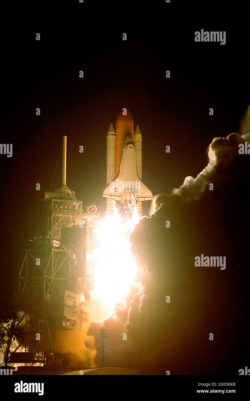 CAPE CANAVERAL, FLORIDA, USA - 19 dicembre 1999 - la Space Shuttle Discovery decollare sulla missione STS-103 per aggiornare e riparare Hubble nel 1999. Una volta Foto Stock