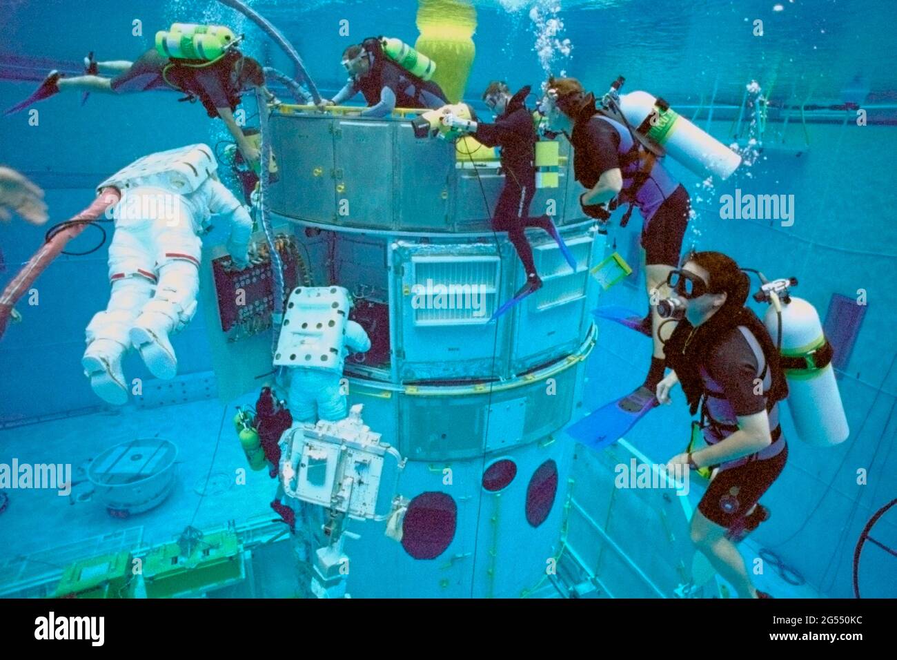 JOHNSON SPACE CENTER, USA - 1999 - gli astronauti si allenano per servire Hubble in un enorme serbatoio pieno d'acqua che simula l'assenza di peso. La profondità di 40 piedi (12 Foto Stock