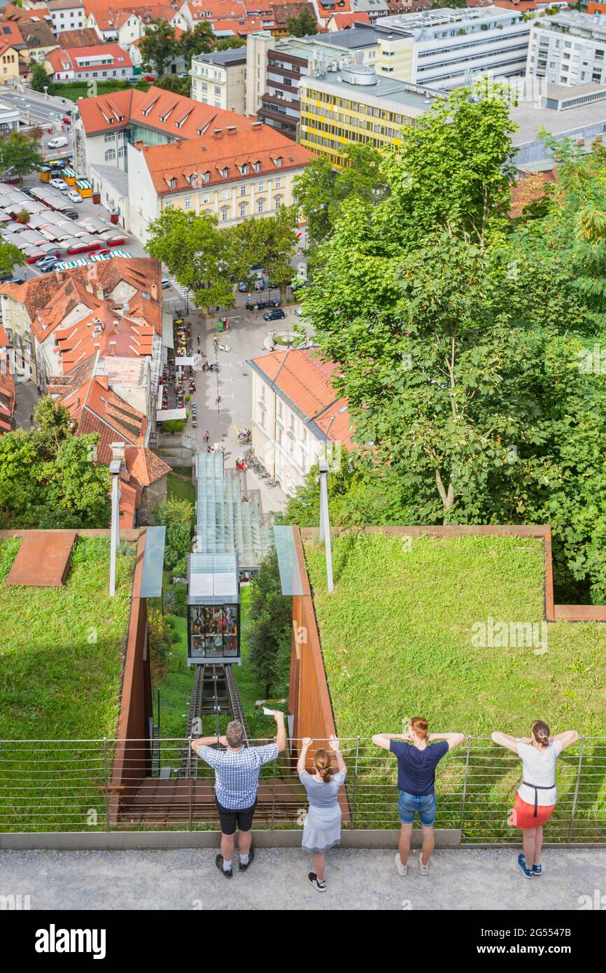 Lubiana, Slovenia - 15 agosto 2018: Alcune persone guardano la funicolare del Castello dall'alto, salendo sulla collina del castello, con splendide viste sulla città Foto Stock