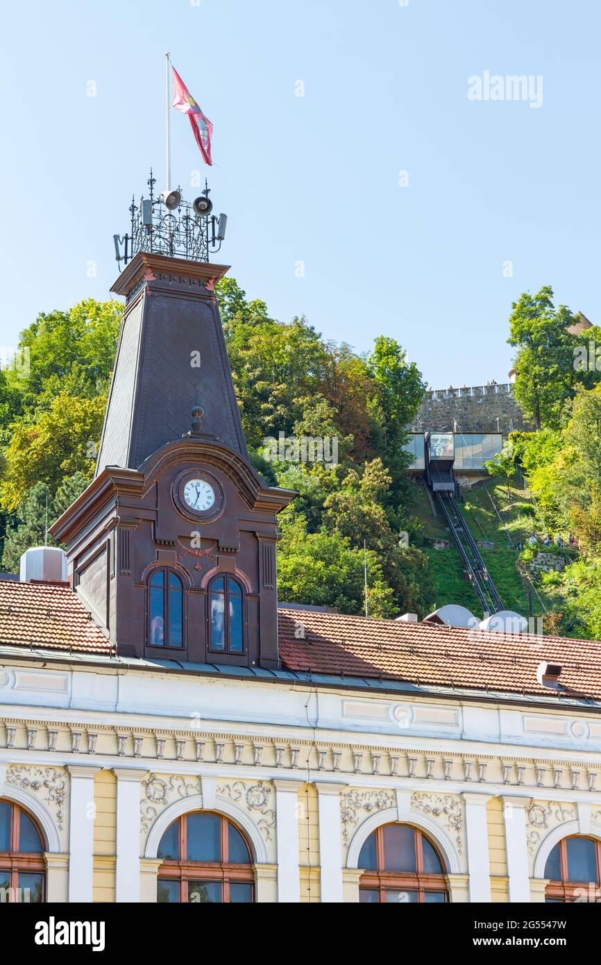Lubiana, Slovenia - 16 agosto 2018: Il Teatro delle Marionette con la funicolare del Castello della città sullo sfondo della città vecchia Foto Stock