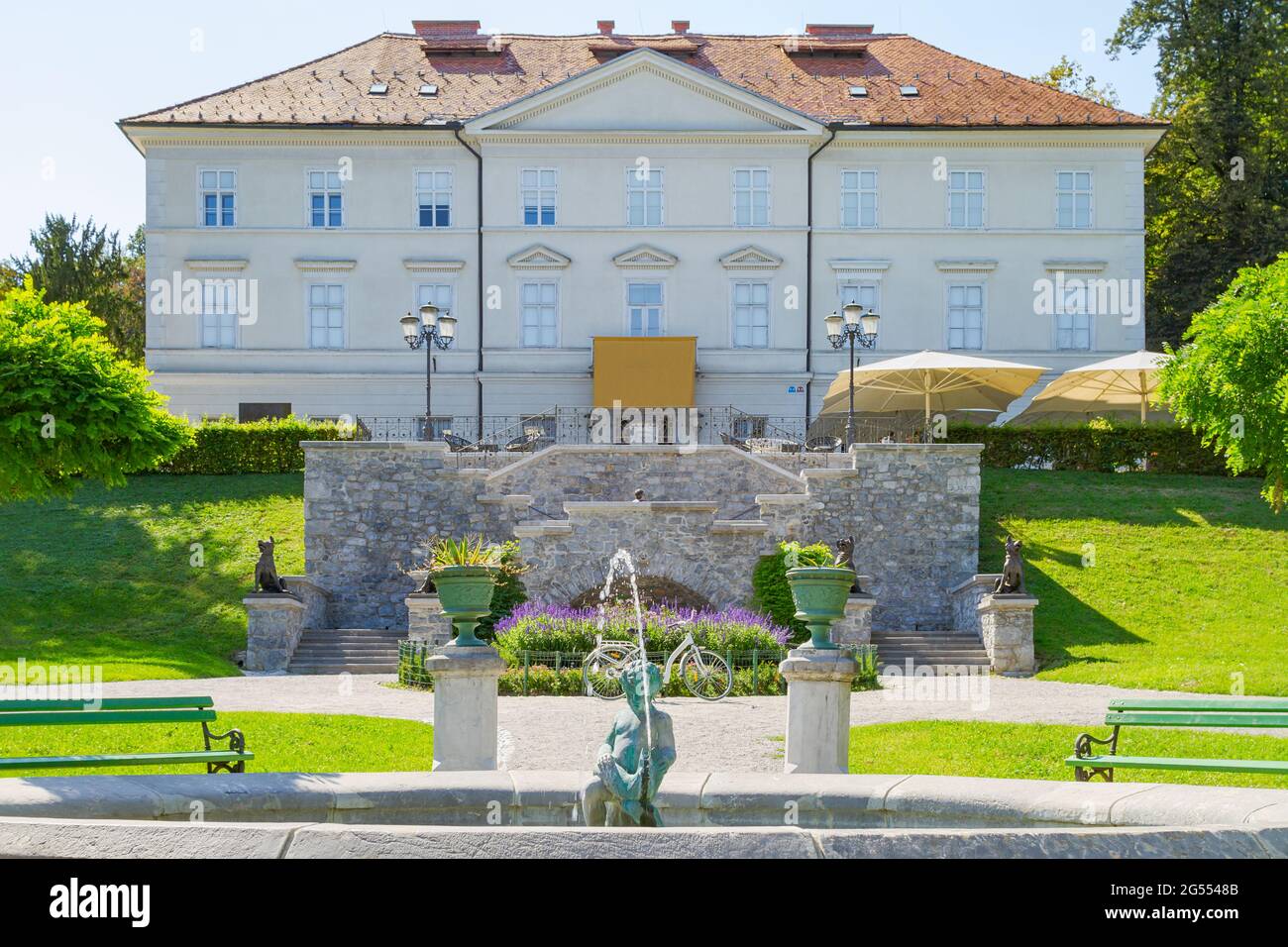 Lubiana, Slovenia - 16 agosto 2018: Il castello di Tivoli con la sua fontana barocca nel parco cittadino di Tivoli Foto Stock