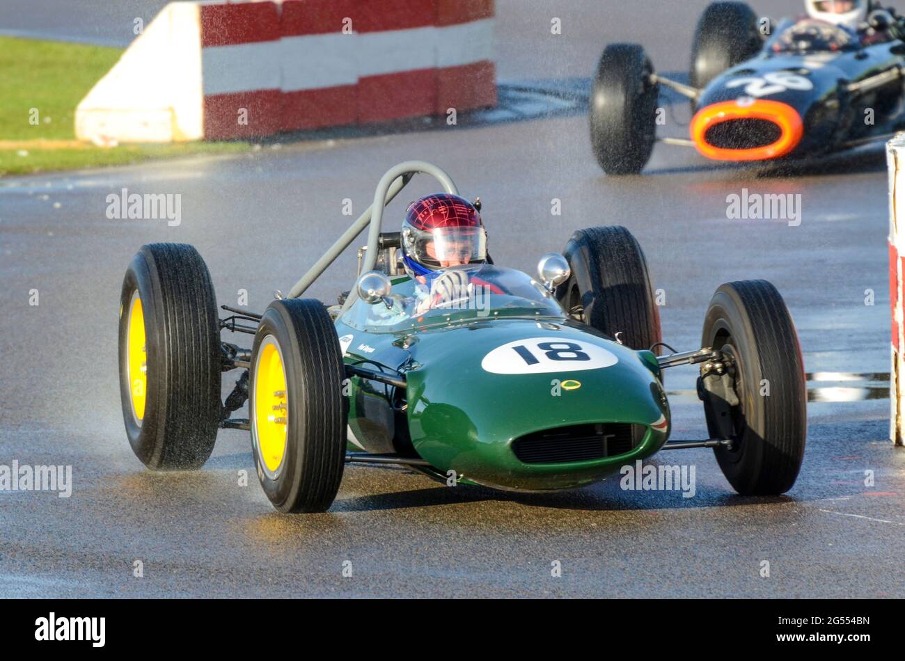 Classica auto da corsa Lotus BRM 24 nel Glover Trophy al Goodwood Revival 2011, su pista bagnata dopo la pioggia. Auto Grand Prix d'epoca Foto Stock