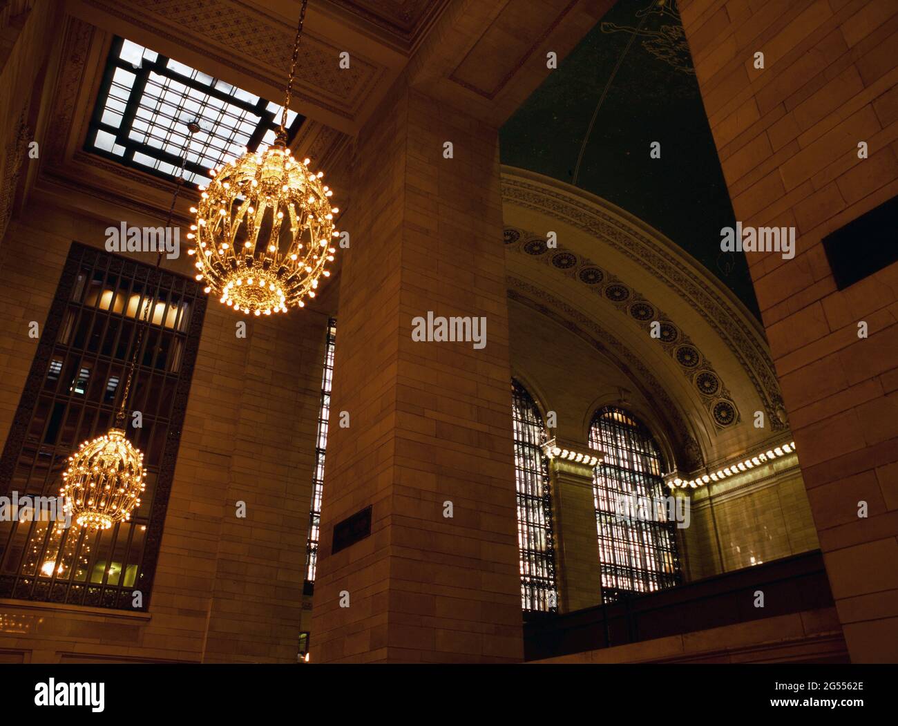 Colonne e luci interne del Grand Central Terminal, New York City Foto Stock