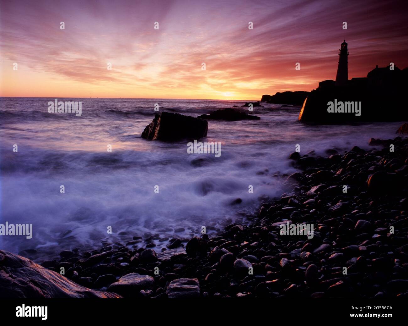 Alba a Cape Elizabeth Maine vicino al faro di Portland Head Foto Stock