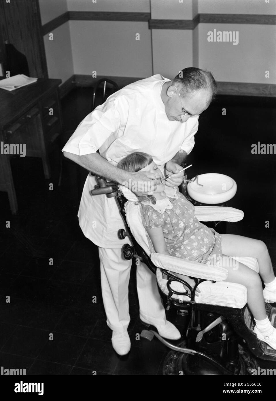 Dentista che dà esame a giovane ragazza alla clinica dentaria, Greenbelt, Maryland, USA, Marion Post Wolcott, U.S. Farm Security Administration, settembre 1938 Foto Stock