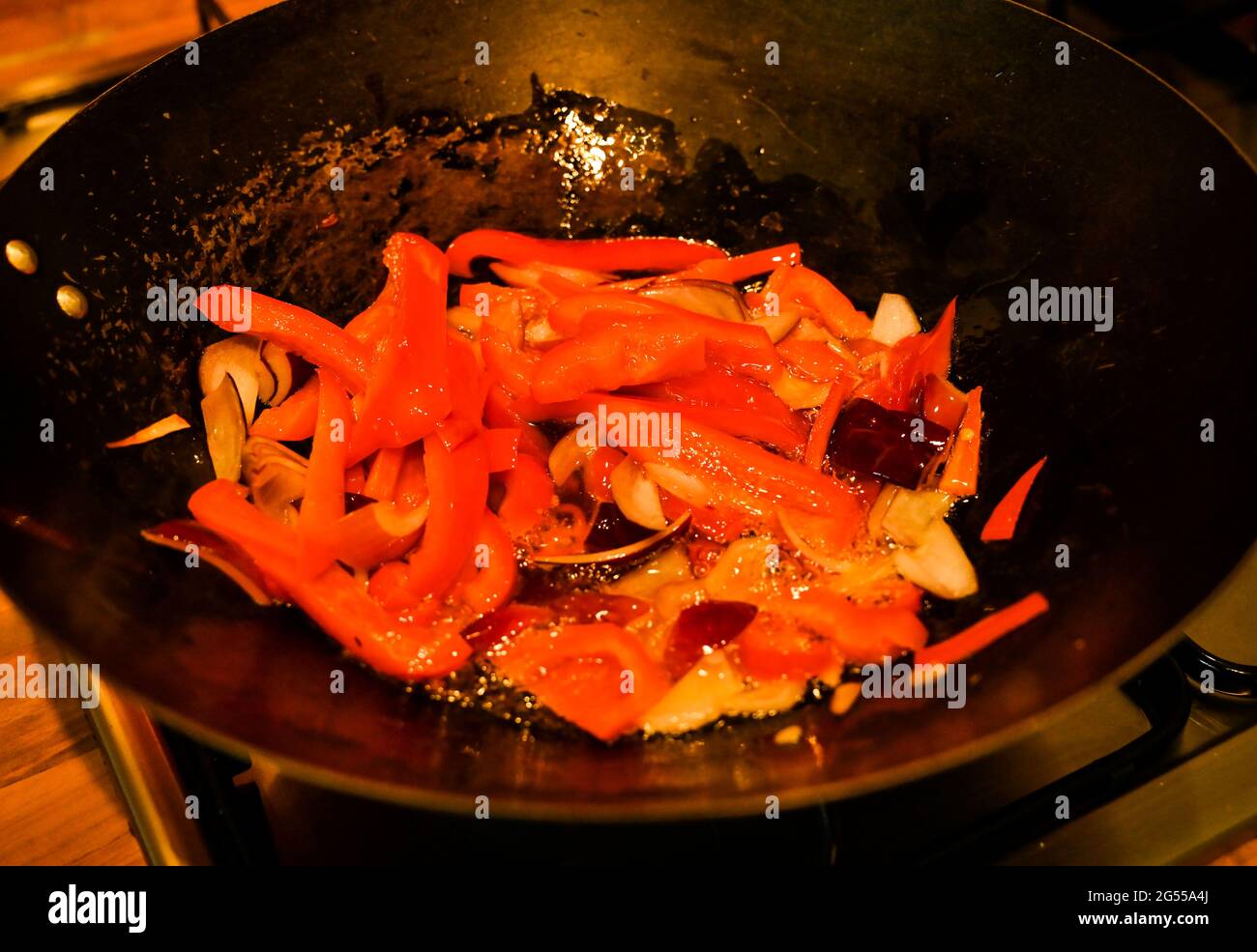Home cucina mescolare fritto Singapore Noodles con maiale, gamberi e uova noodles peperoni rossi funghi fotografia presa da Simon Dack Foto Stock
