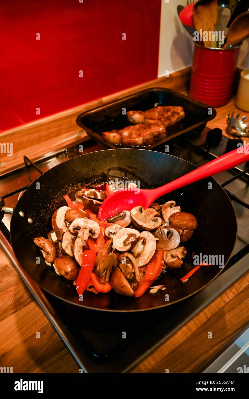 Cucina casalinga mescolare fritto Singapore Noodles con maiale, gamberi, funghi e uova noodle Foto Stock