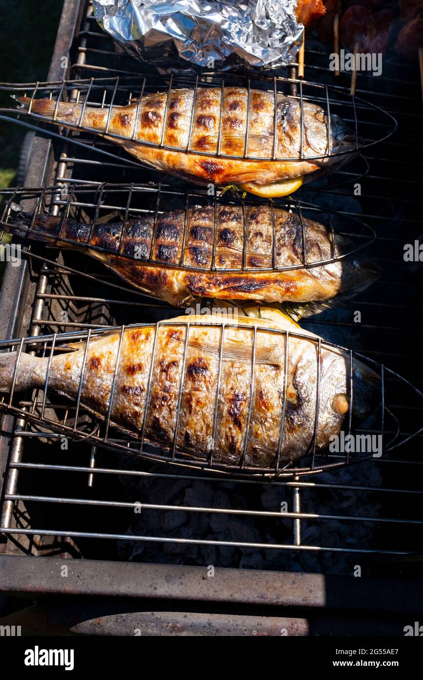 Orata al barbecue immagini e fotografie stock ad alta risoluzione - Alamy