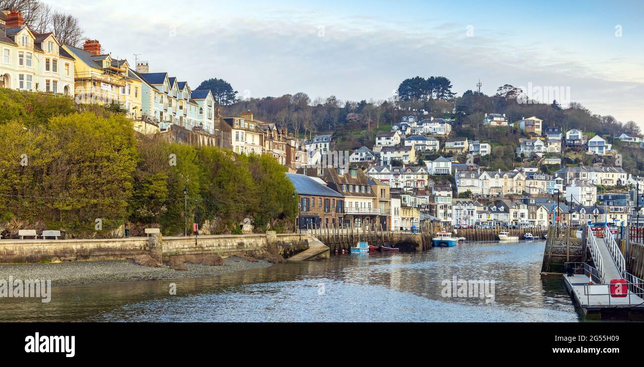 La città costiera della Cornovaglia di Looe, che si affaccia sul fiume Looe, Cornovaglia, Inghilterra. Preso la mattina presto. Foto Stock