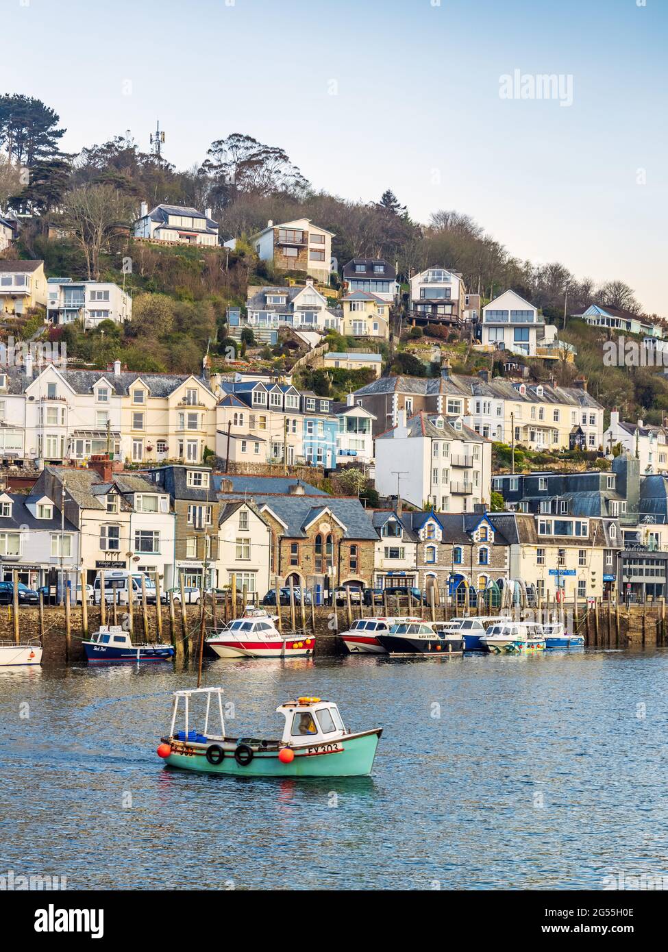 Una piccola barca da pesca che attraversa il fiume Looe la mattina presto al porto di Looe in Cornovaglia. Foto Stock