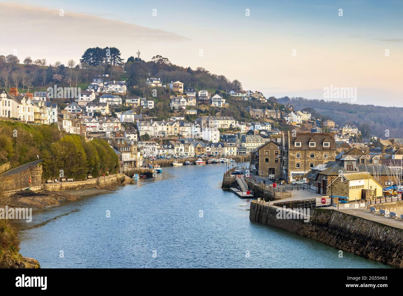 La città costiera della Cornovaglia di Looe, che si affaccia sul fiume Looe, Cornovaglia, Inghilterra. Preso la mattina presto. Foto Stock