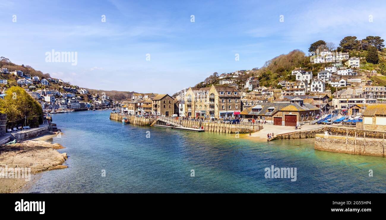 Fiume Looe e East Looe lungo la Cornovaglia. Sulla sinistra si trova il monumento a Nelson, il sigillo con un occhio. Foto Stock