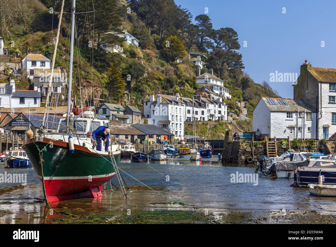 Manutenzione barche a Polperro, un affascinante e pittoresco villaggio di pescatori nel sud-est della Cornovaglia. E' un posto veramente delizioso da visitare. Foto Stock