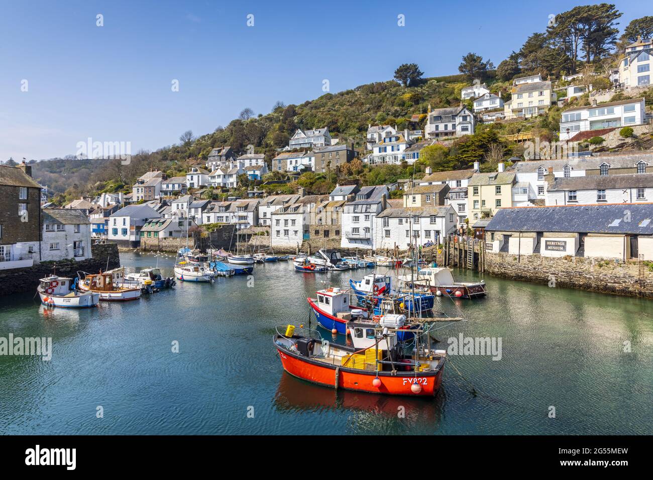 Barche nel porto di Polperro, un affascinante e pittoresco villaggio di pescatori nel sud-est della Cornovaglia. E' un posto veramente delizioso da visitare. Foto Stock