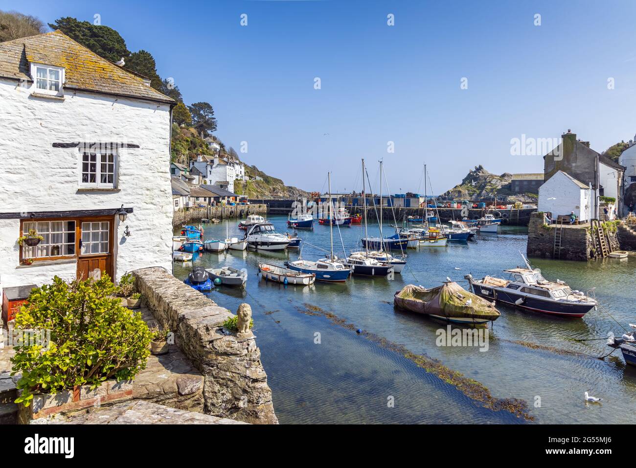 Barche ormeggiate nel porto di Polperro, un affascinante e pittoresco villaggio di pescatori nel sud-est della Cornovaglia. E' un posto veramente delizioso da visitare. Foto Stock