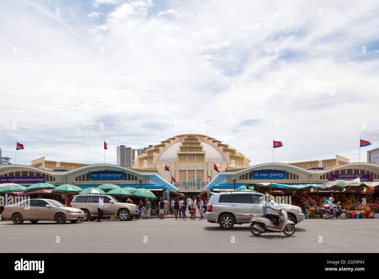 Phnom Penh, Cambogia - Agosto 26 2018: Il mercato Centrale è un grande mercato costruito nel 1937 a forma di cupola con quattro bracci che si diramano Foto Stock