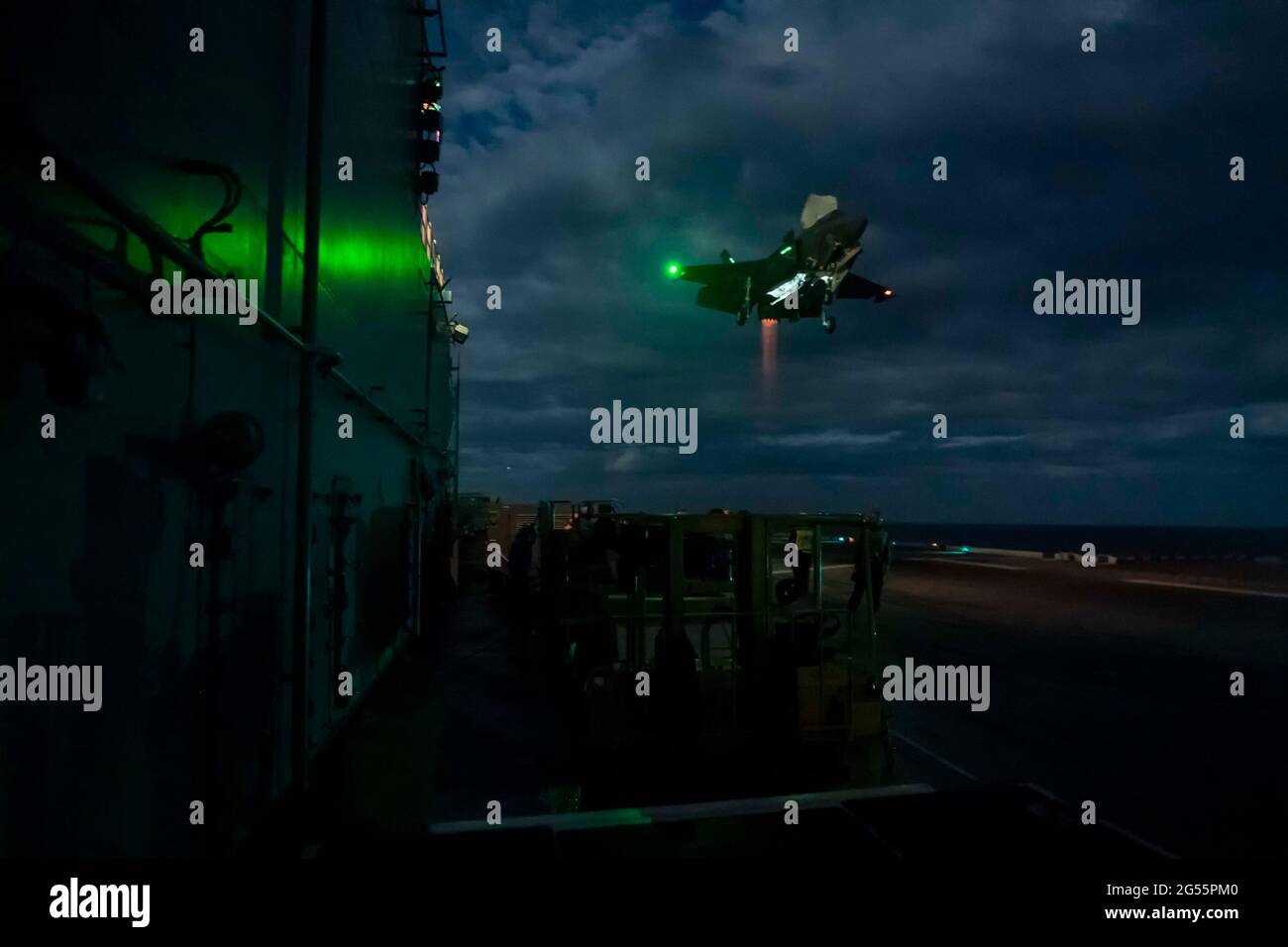 USA America, Giappone. 24 Giugno 2021. Un aereo da combattimento US Marine Corps F-35B Lighting II della 31esima unità di spedizione marina, effettua un atterraggio notturno sul ponte di volo della nave d'assalto anfibia USS America 24 giugno 2021 nel Mare della Cina orientale. Credit: Planetpix/Alamy Live News Foto Stock