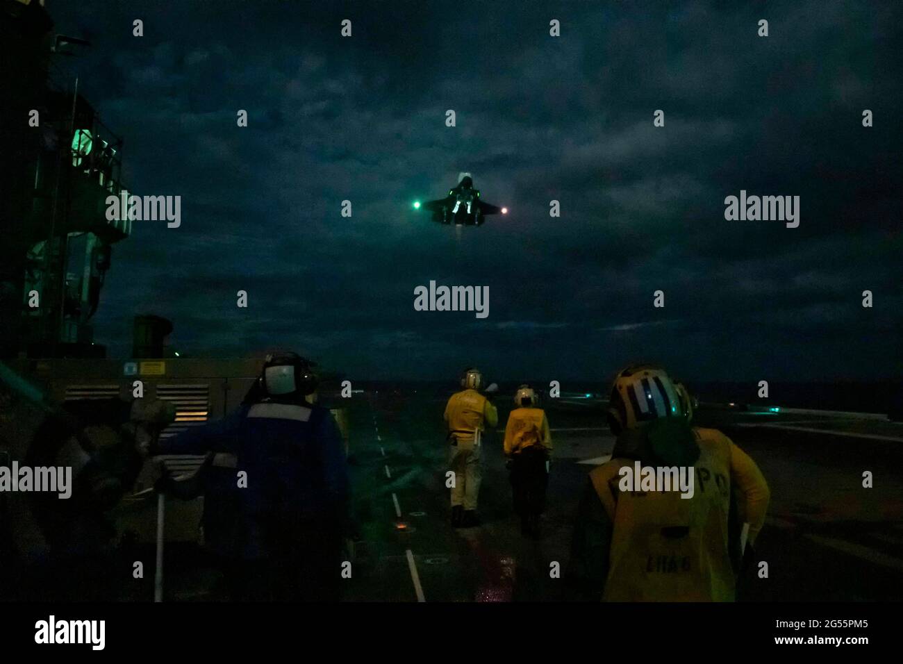 USA America, Giappone. 24 Giugno 2021. Un aereo da combattimento US Marine Corps F-35B Lighting II della 31esima unità di spedizione marina, effettua un atterraggio notturno sul ponte di volo della nave d'assalto anfibia USS America 24 giugno 2021 nel Mare della Cina orientale. Credit: Planetpix/Alamy Live News Foto Stock