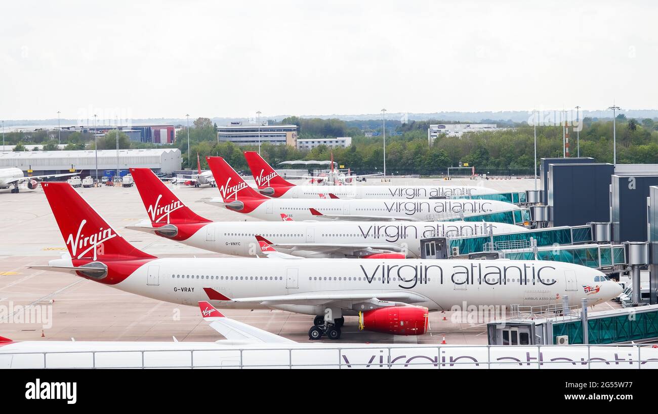 Virgin Atlantic Airbus 330 flotta presso il terminal 2 dell'aeroporto di Manchester. Foto Stock